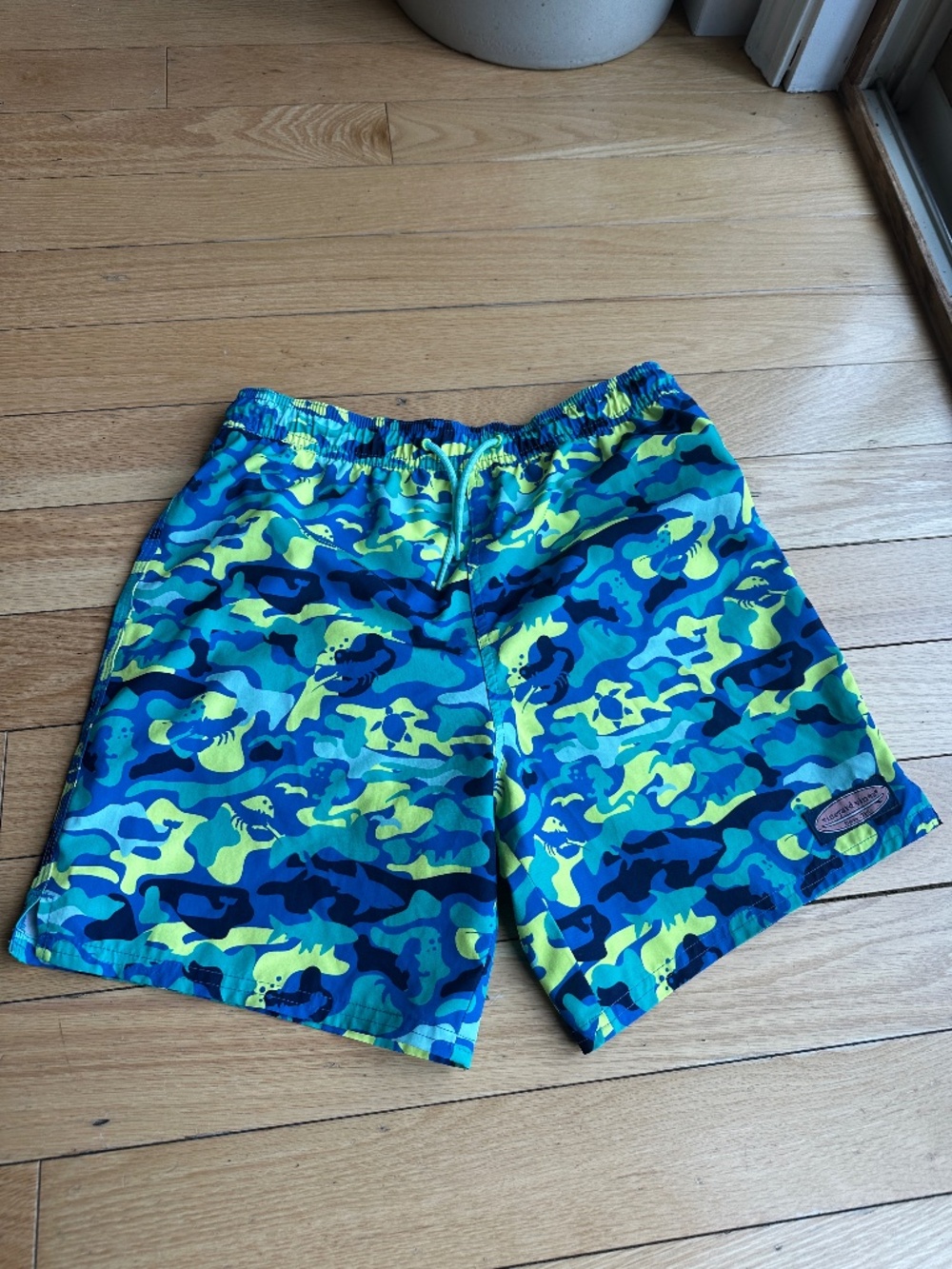 Boys vineyard vines swim  truck  size L